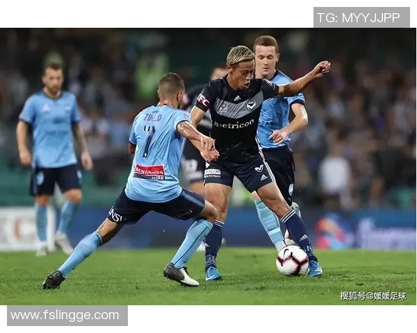 足球明星庆祝胜利的精彩瞬间与激情四溢的庆祝动作解析